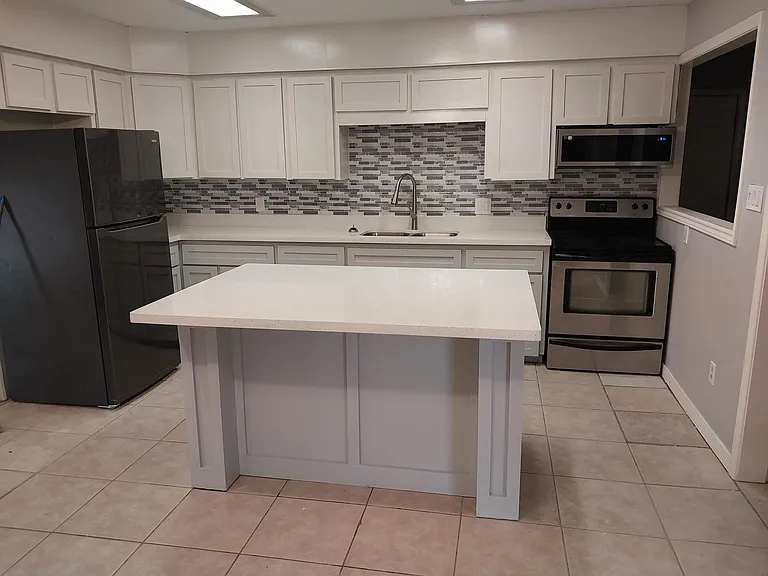 3114 S Westgate Dr — Photo 2