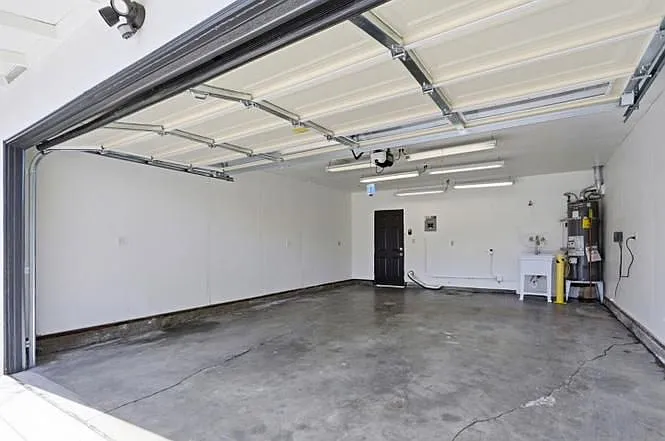 1091 W Latimer Ave — Photo 15