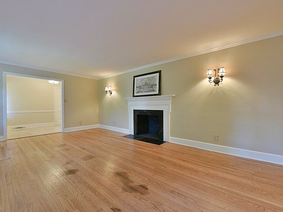 4th image of 3529 Cambridge Dr