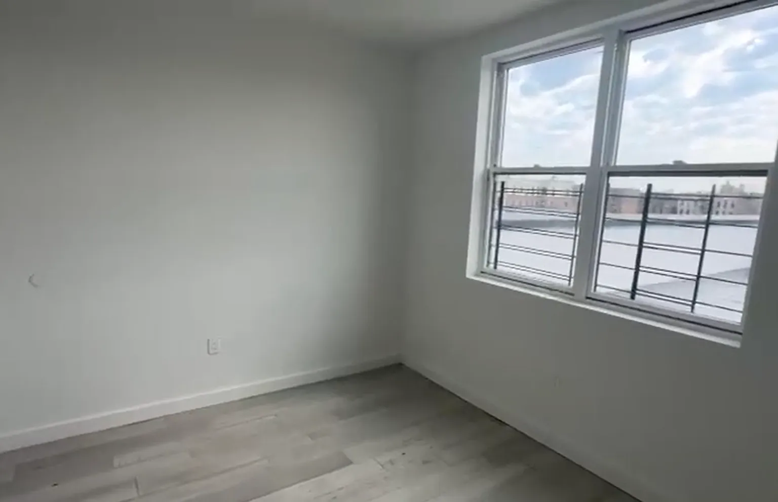 3 bed, 900 sqft, $3,532 — Photo 1