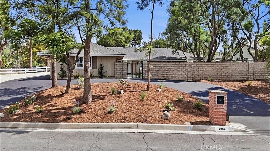 7831 Live Oak Dr