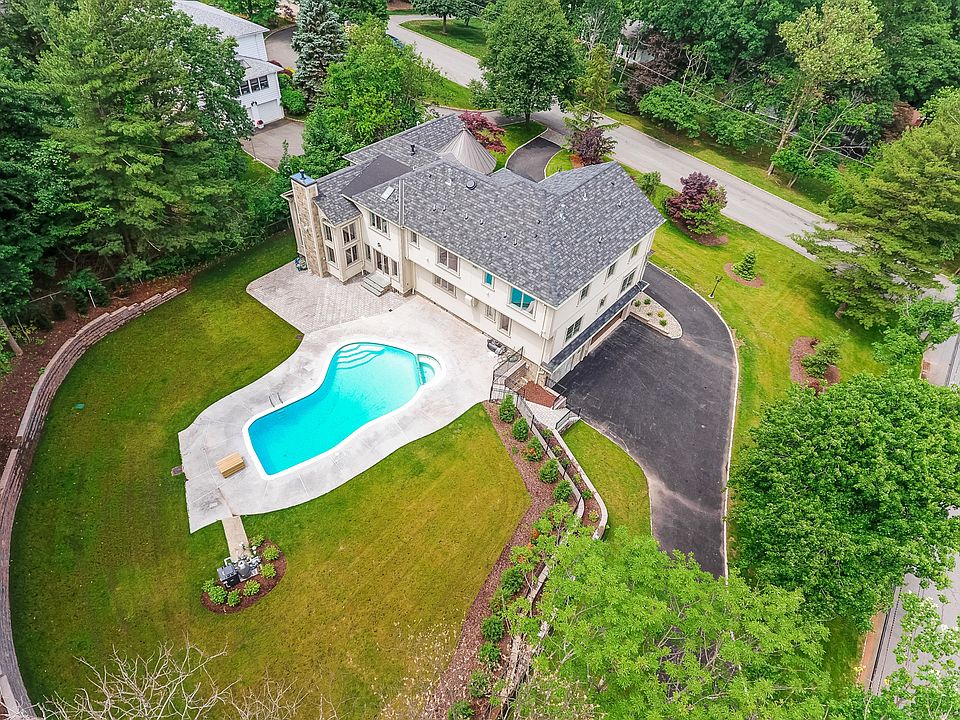 1st image of 12 Westmount Dr