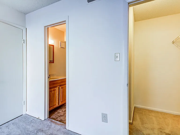 Berkshire Apartments — Photo 7