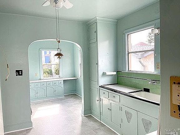 5th image of 1031 Virginia St