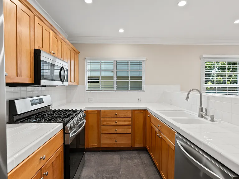 1712 N Ogden Dr — Photo 3