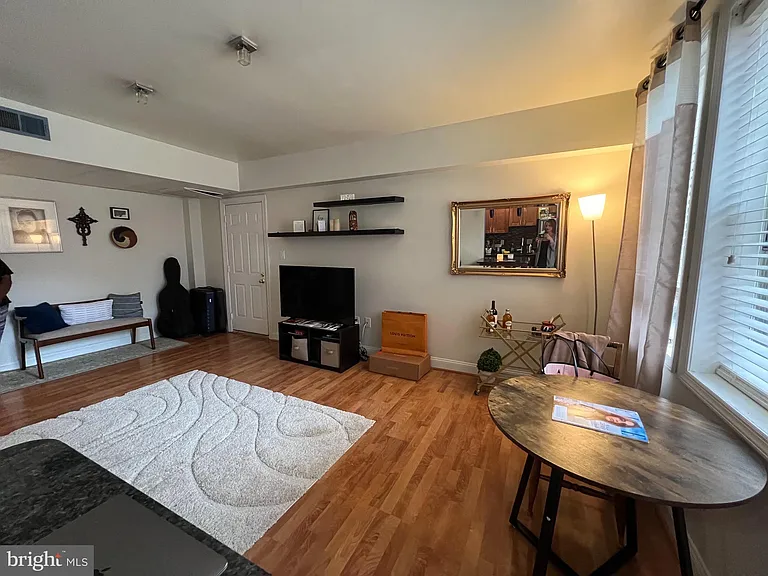 1808 Queens Ln #4-212 — Photo 3