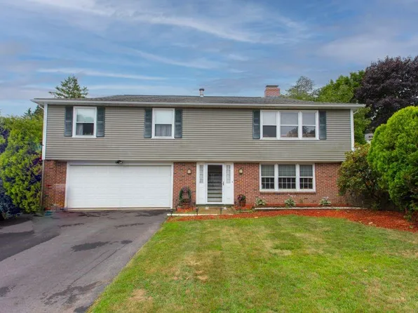 7 Greenbriar Rd, West Warwick, RI 02893