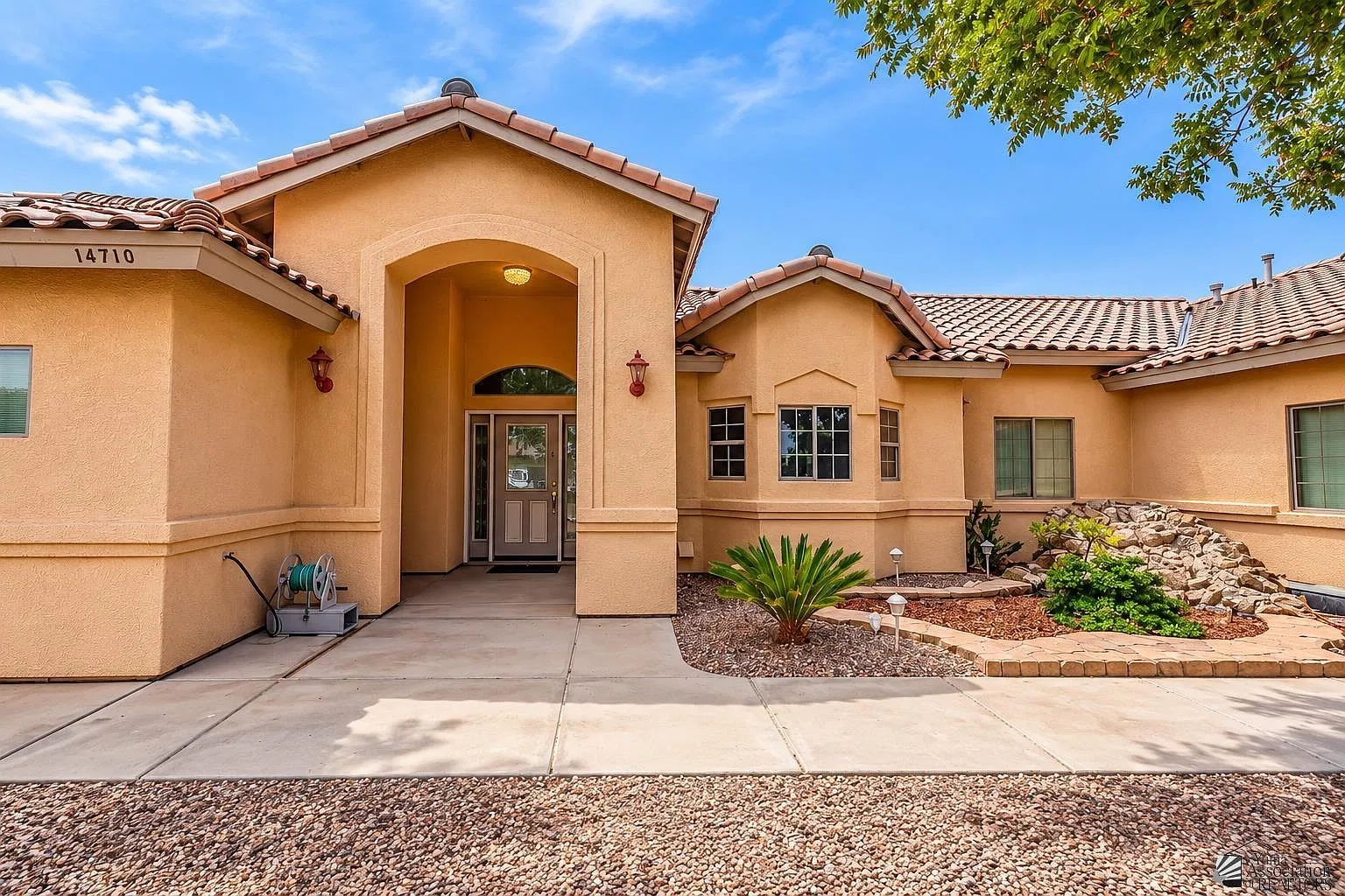 3 bed, 2.0 bath, 2165 sqft, $2,100 — Photo 2