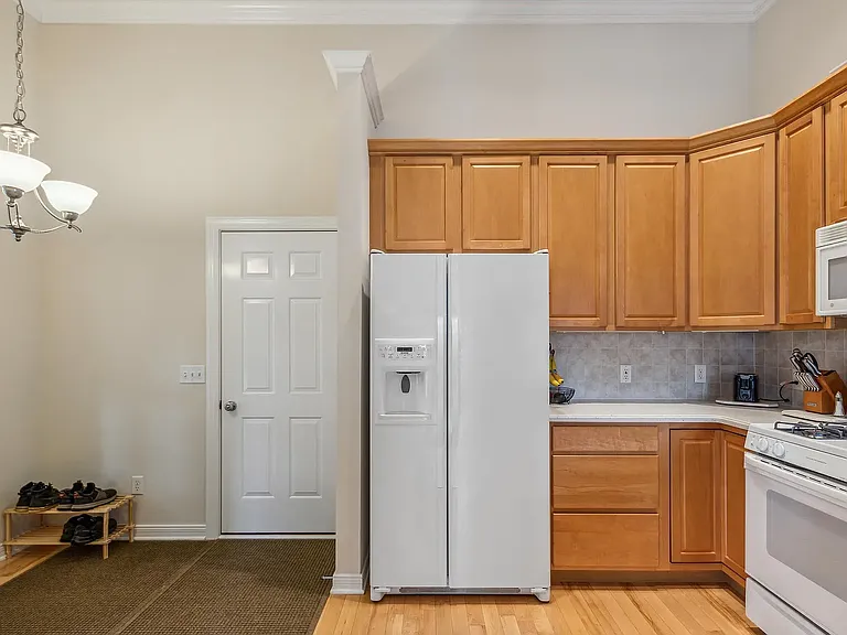 784 Castlefort Ave — Photo 2