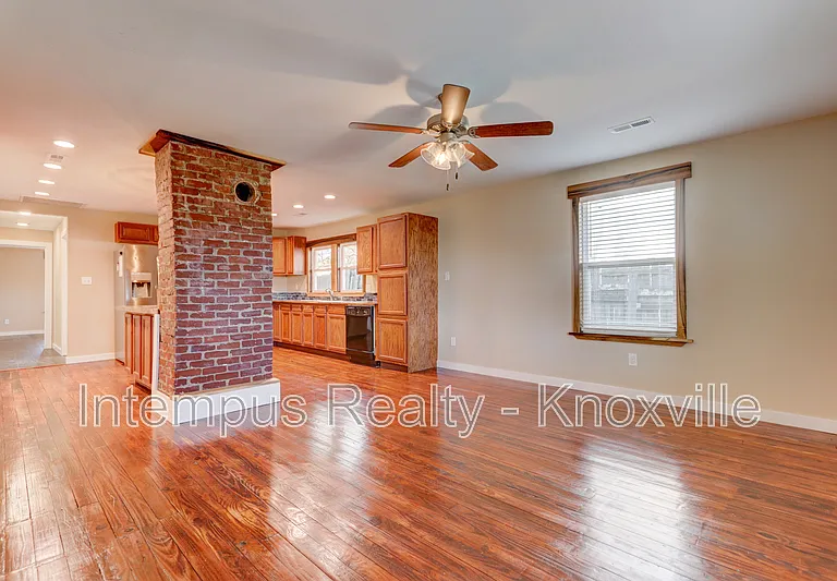 605 Booth St — Photo 3