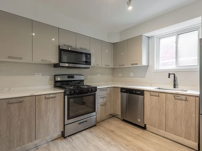 7621 N Sheridan Rd #1 — Photo 1