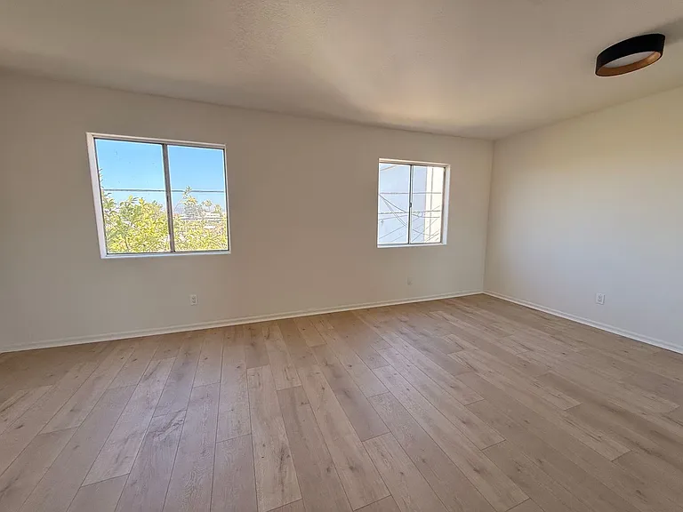 1027 Coronado Terrace — Photo 24