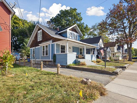 2nd image of 825 Oakhill St SE
