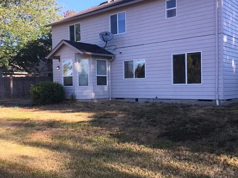 996 NE Angelee Pl — Photo 3