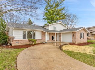 2115 N Elizabeth Dr, Arlington Heights, IL 60004