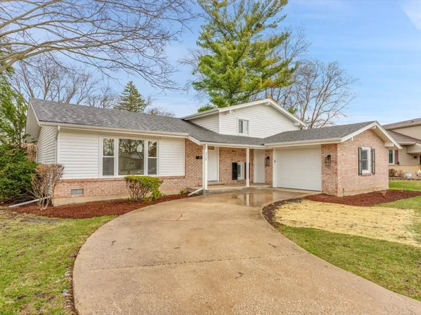 2115 N Elizabeth Dr, Arlington Heights, IL 60004