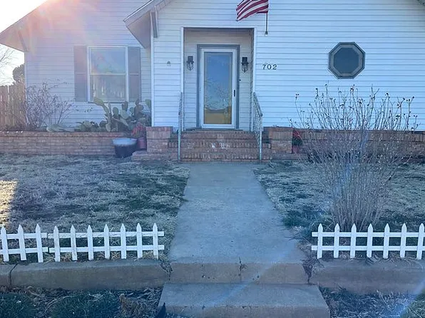 702 S Carhart St, Clarendon, TX 79226