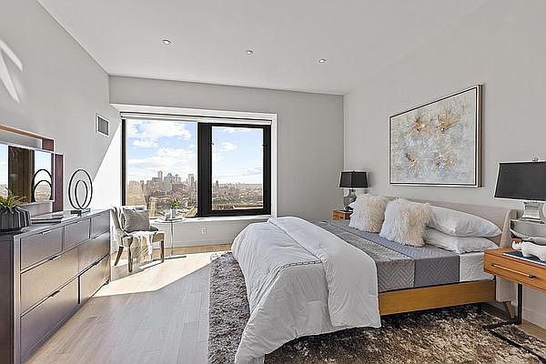 2nd image of 75 Wall St #29V