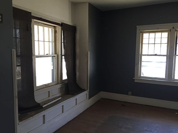3rd image of 1002 E Cypress St