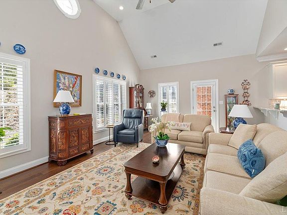3rd image of 1247 Fleming Way