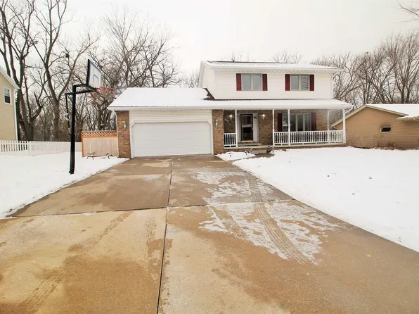 704 E 6th St, Coal Valley, IL 61240