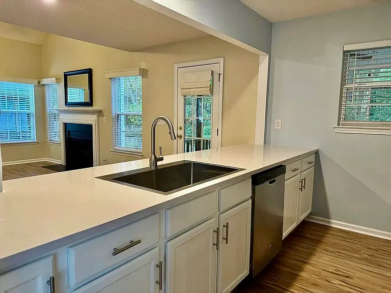 380 Stefan Dr — Photo 6