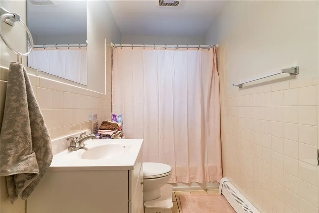 4 bed, 9999 sqft, $3,900 — Photo 3