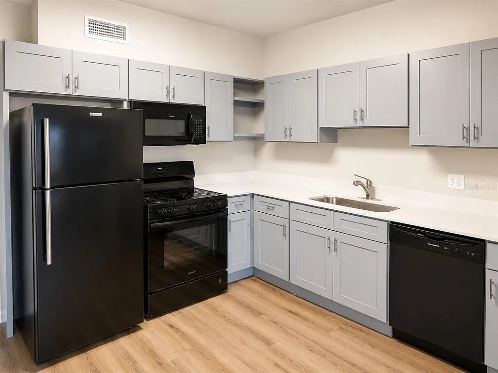 3 bed, 1.0 bath, 1146 sqft, $1,800 — Photo 4