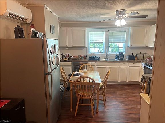 4th image of 1443 Delaware Ave