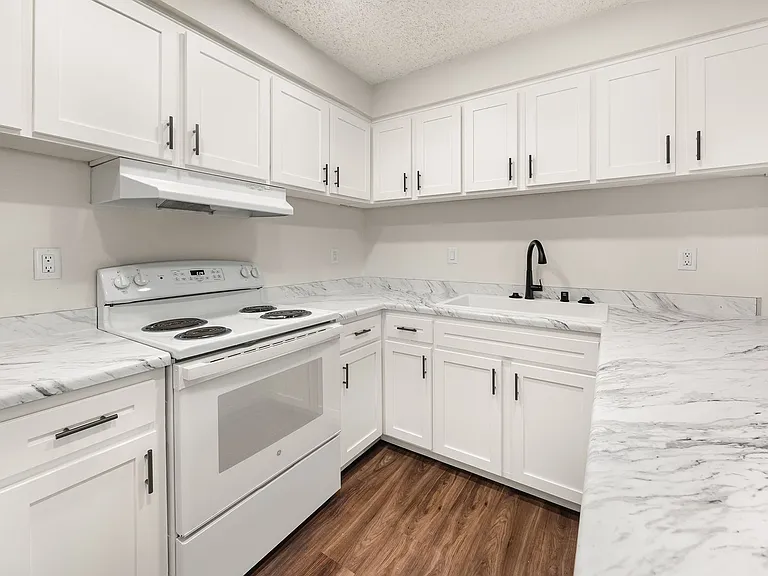 Lassen Villa Apartments — Photo 42