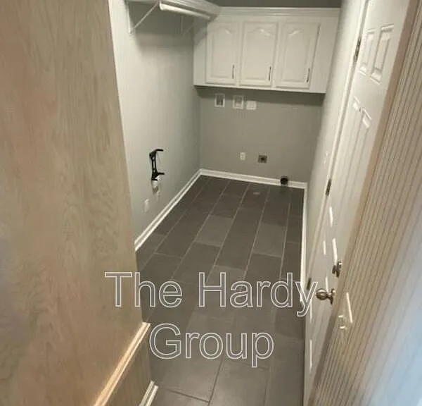 934 McKellar Dr — Photo 2