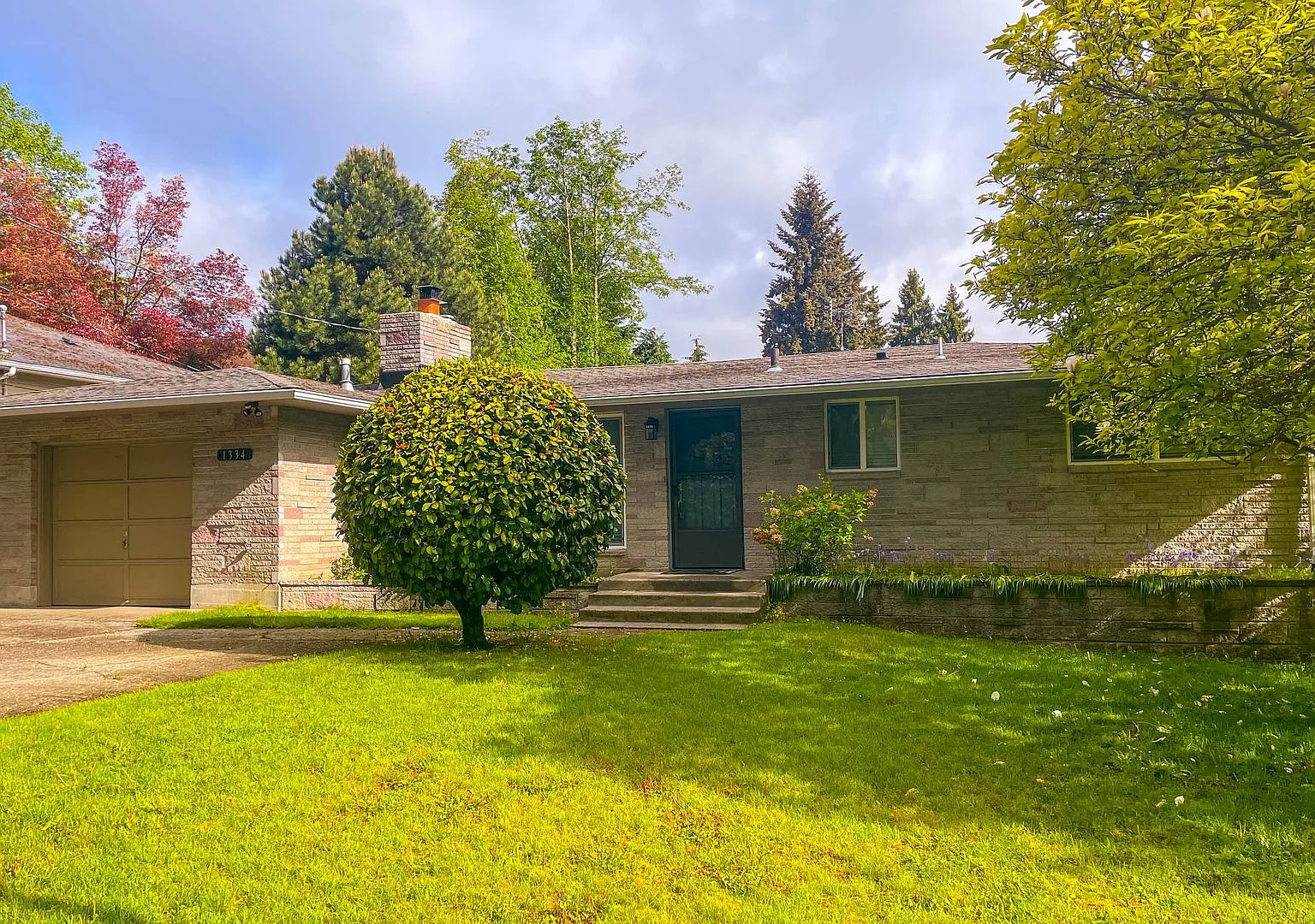 3Bd/1Ba Shoreline Home — Photo 1