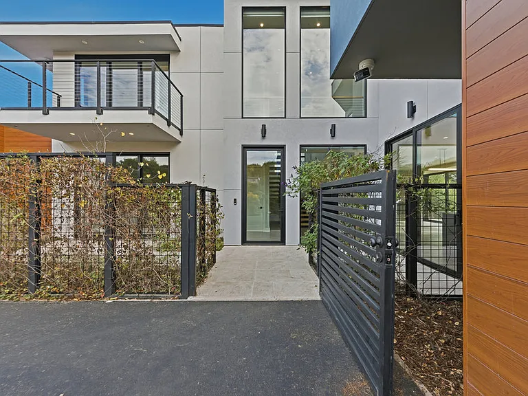 10 Notre Dame Pl — Photo 2
