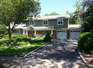 19 Wenwood Dr, Hauppauge, NY 11788