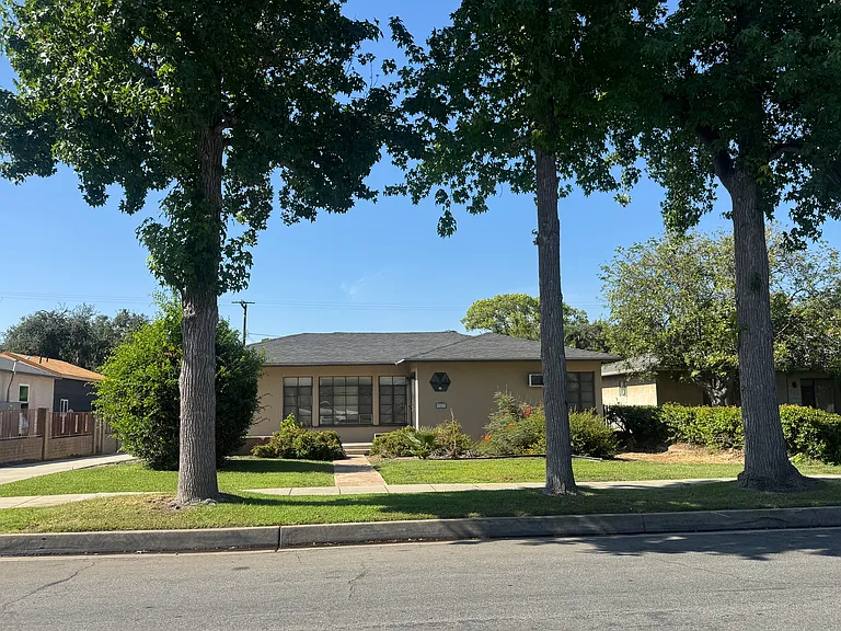 323 W I St — Photo 1