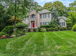 23 Nadworny Ln, Stony Brook, NY