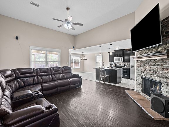 5th image of 1292 Freedom Dr