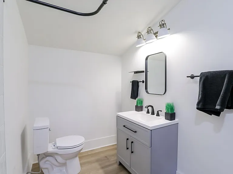 910 Sanders St — Photo 38