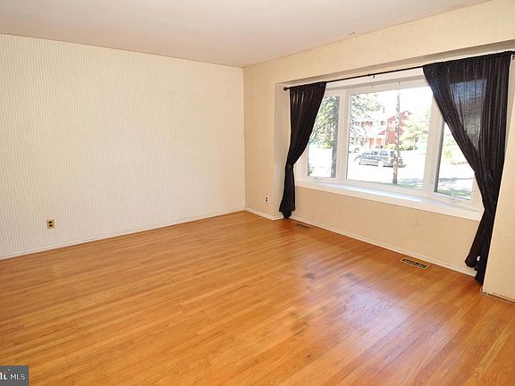 5th image of 9 Longwood Dr