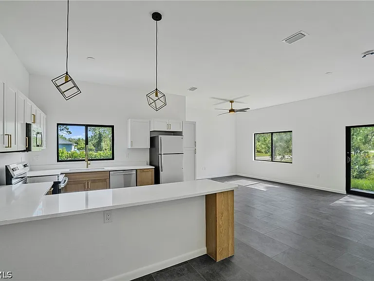 601 Hawthorne Ave S — Photo 11