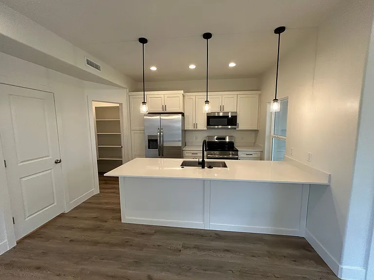 1544 E Mead Ln — Photo 1