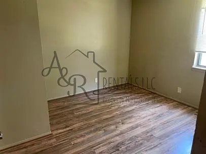 809 W 6th St — Photo 5