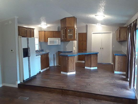 2nd image of 1913 Willow Ln