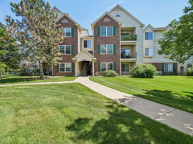 Lake Village of Fairlane — Photo 11