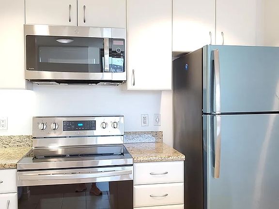 2nd image of 260 King St Unit 673