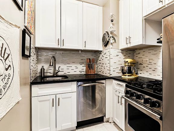 4th image of 225 E 36th St APT 11H
