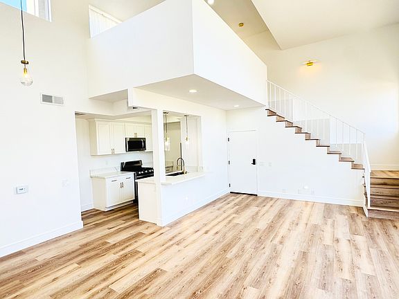 3rd image of 1026 N Croft Ave APT 206