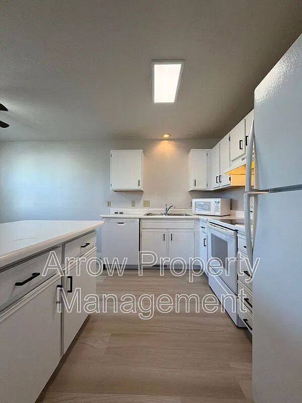 3 bed, 2.0 bath, 1238 sqft, $1,825 — Photo 3
