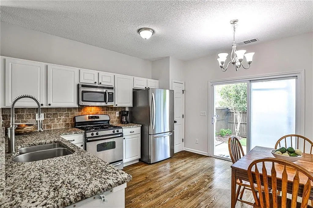 3 bed, 3.0 bath, 1362 sqft, $1,684 — Photo 3