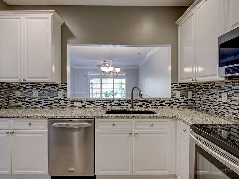 1113 Greensview Cir — Photo 3